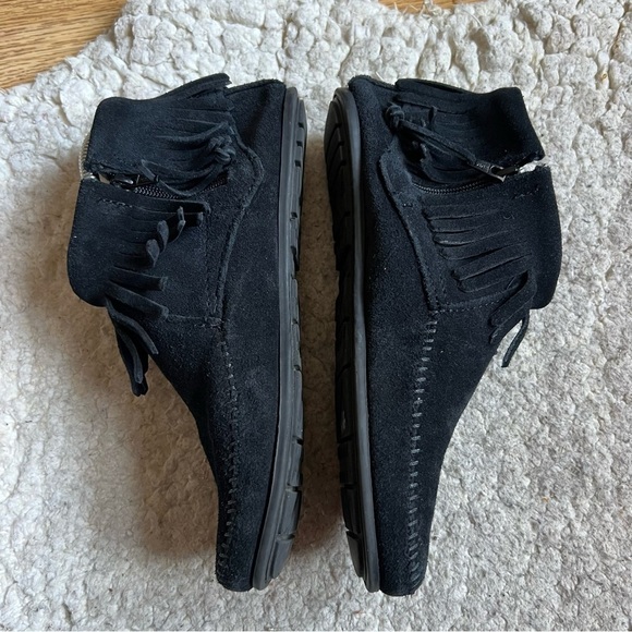 Minnetonka Women's Concho/Feather Side Zip Black Leather Moccasin Booties Sz 9.5 - Picture 6 of 12